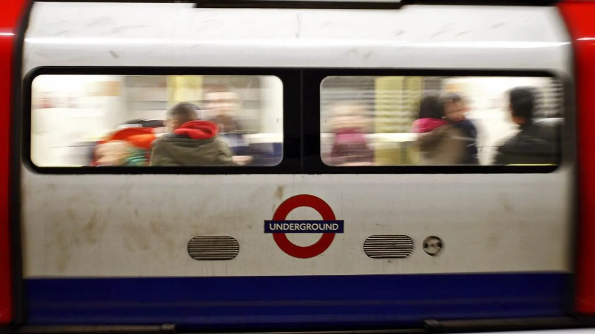 Pasajeros viajan en un vagón de tren en una estación de metro en Londres (Reino Unido)