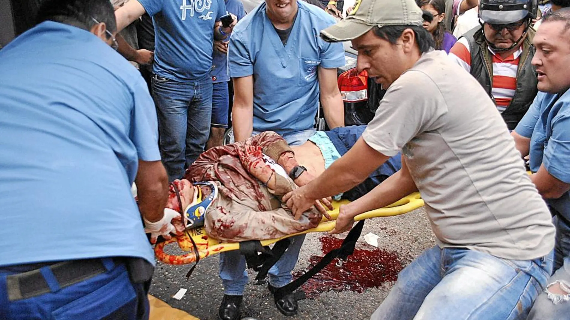 Manifestantes trasladan el cuerpo del estudiante de 14 años abatido el martes por la policía bolivariana