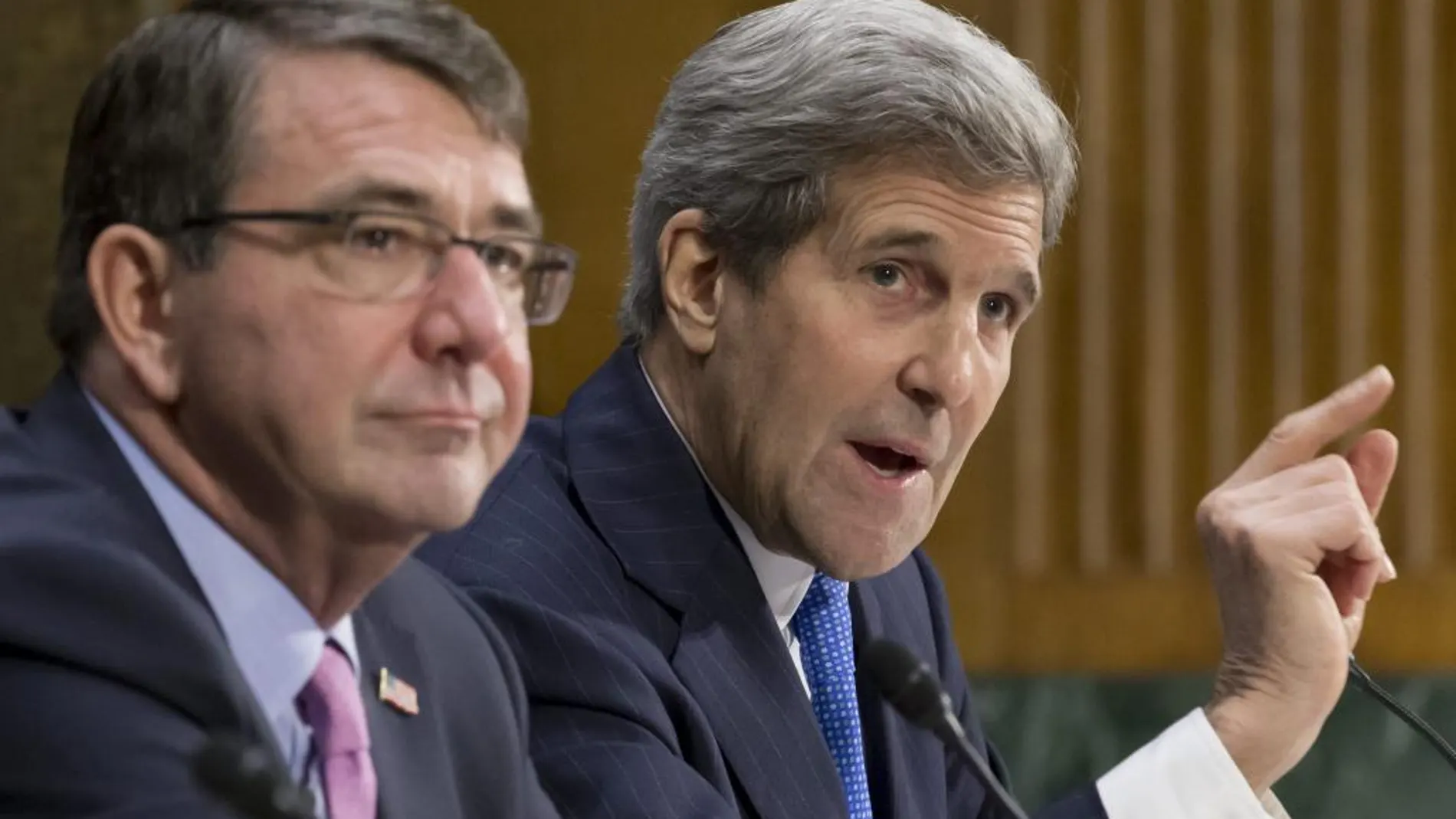 El secretario de Estado de EEUU, John Kerry (dcha), y el de Defensa, Ashton Carter, hoy en el Senado, en el Capitolio de Washington.