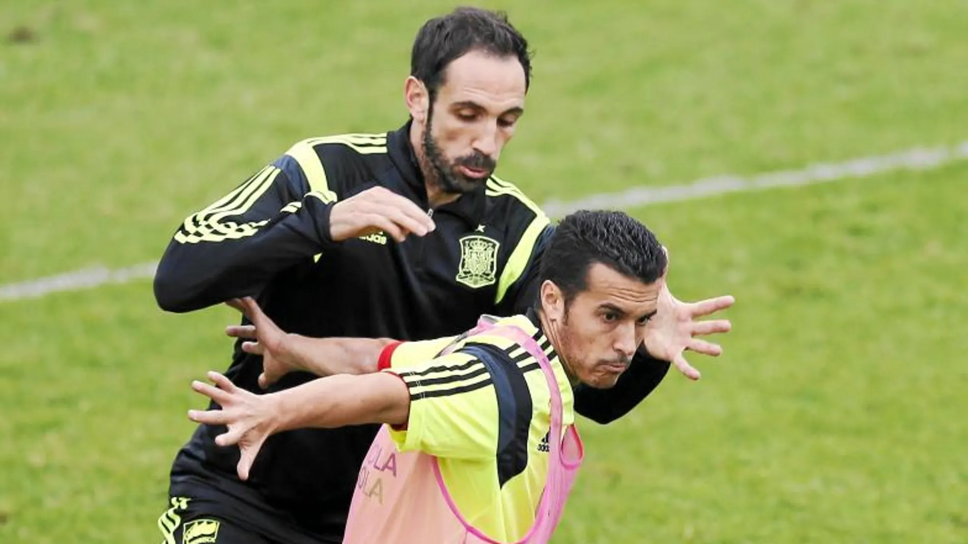 Pedro, con Juanfran, durante el entrenamiento de ayer de la Selección