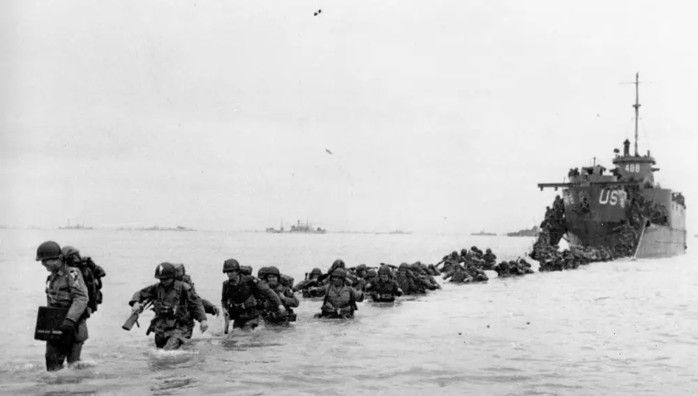 Tropas de refuerzo desembarcando en la playa de Normandía un día después del Día D