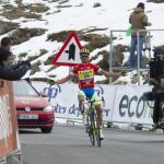 Alberto Contador corona el alto de Haza Llanas.
