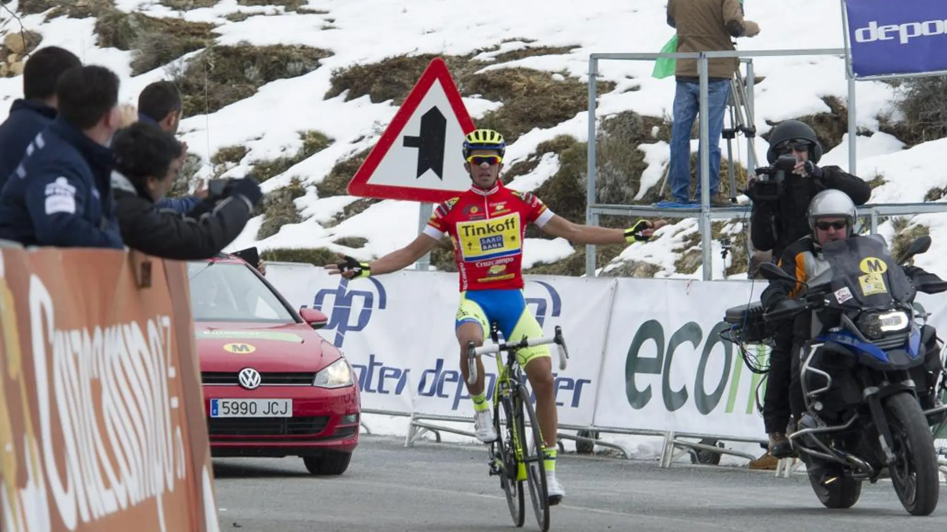 Alberto Contador corona el alto de Haza Llanas.