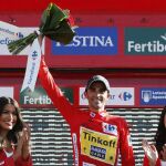 El ciclista del equipo Tinkoff Saxo Alberto Contador, en el podio con el jersey rojo de líder tras la undécima etapa de la Vuelta Ciclista España
