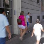 En el Paseo de Reina Cristina de Madrid, asaltaron a dos mujeres en el portal de su viviendas. Una de ellas falleció días después debido a las heridas que le infligieron