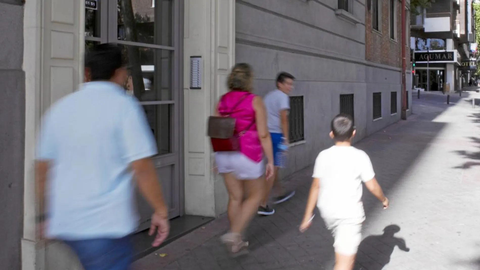 En el Paseo de Reina Cristina de Madrid, asaltaron a dos mujeres en el portal de su viviendas. Una de ellas falleció días después debido a las heridas que le infligieron