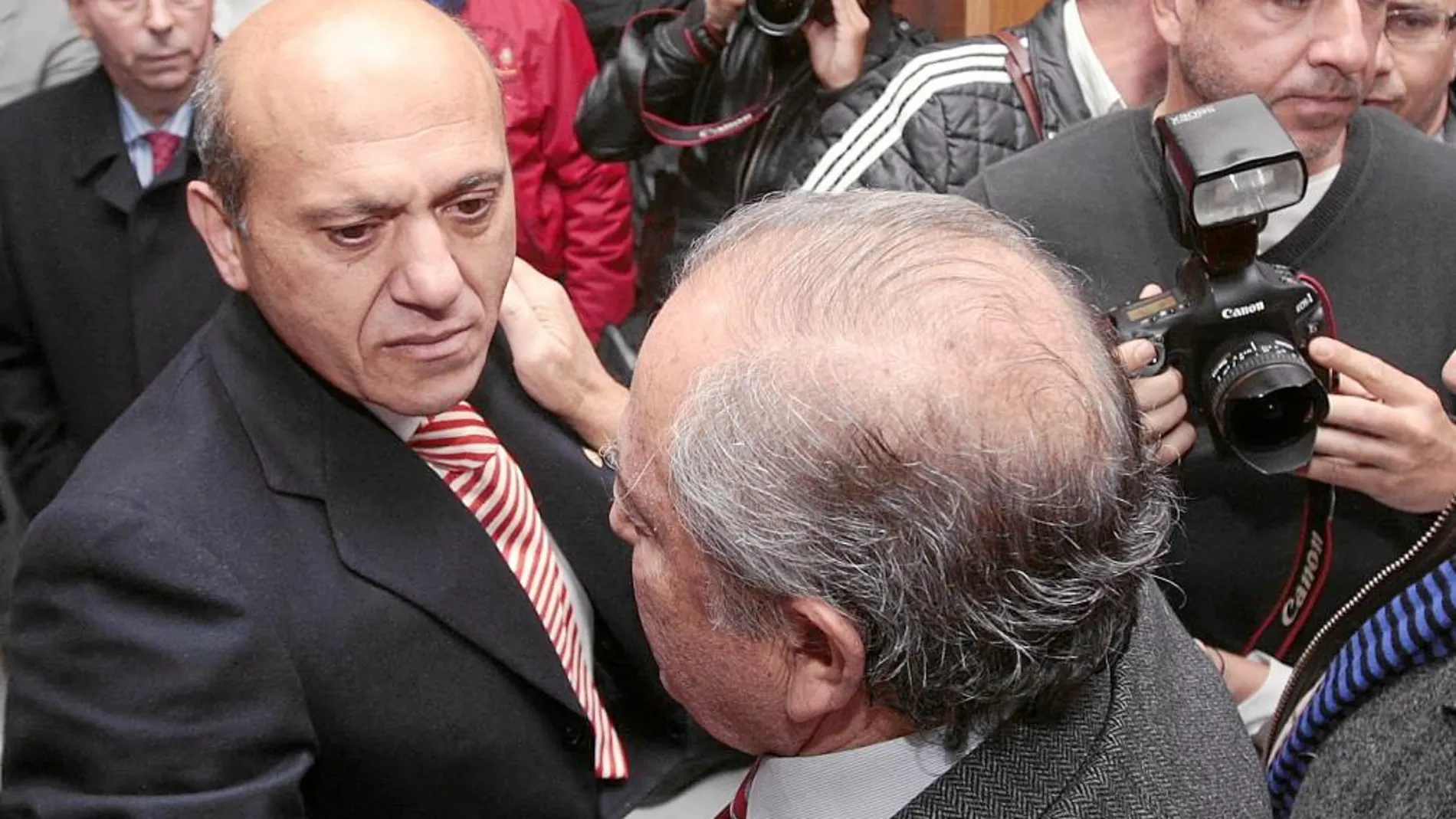 Del Nido, ayer, abraza a uno de los simpatizantes que lo vitorearon en su despedida del club, motivada por una condena por corrupción