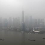 La polución casi oculta el distrito financiero de Shanghai, en China.