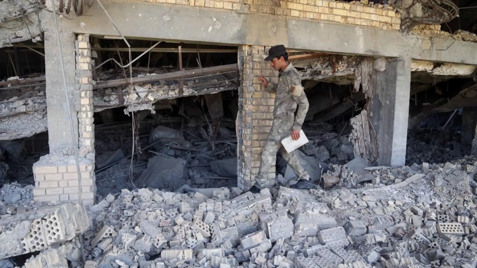 Un soldado iraquí inspecciona los restos del mausoleo de Sadam Husein, en Tikrit