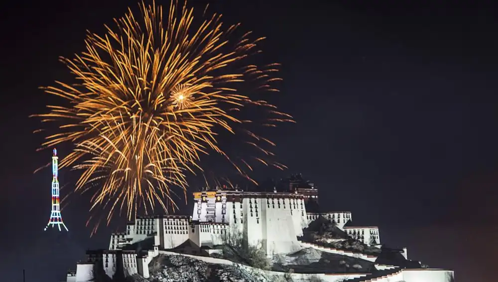 Fuegos artificiales en el Palacio Potala durante la celebración del Año Nuevo Tibetano, en Lhasa, Tíbet