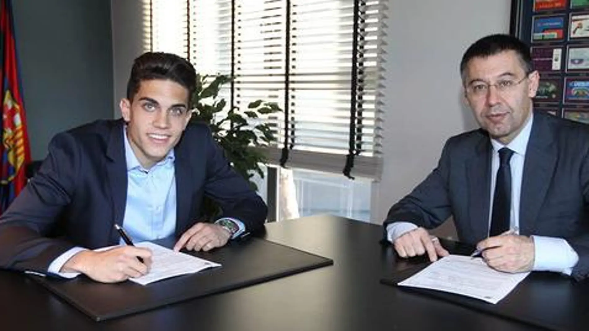Marc Bartr firmó este mediodía, acto que representó el nuevo presidente del Barcelona, Josep Maria Bartomeu