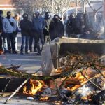 Barricada incendiada por un grupo de radicales en la Universidad Complutense de Madrid durante los incidentes ocurridos a primera hora de la mañana.