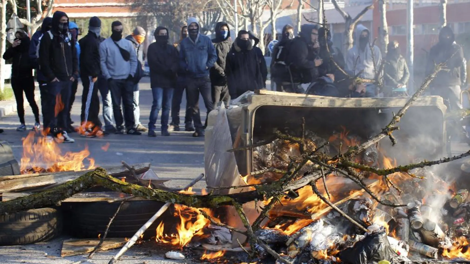 Barricada incendiada por un grupo de radicales en la Universidad Complutense de Madrid durante los incidentes ocurridos a primera hora de la mañana.