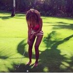 Beyoncé practicando golf en República Dominicana.