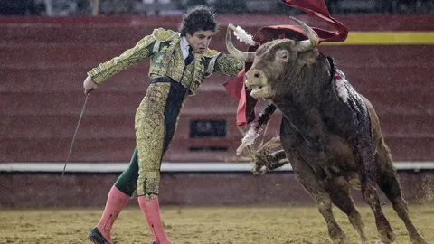 El novillero mexicano Leo Valadez durante su faena con la muleta a “Doctorado”
