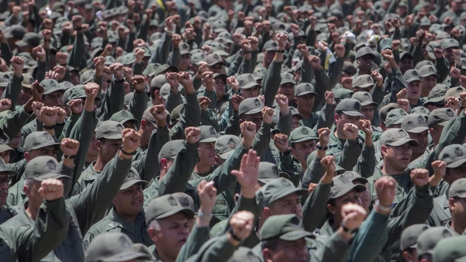 Soldados venezolanos durante el «ejercicio militar defensivo», ayer