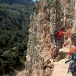 Imagen del Caminito del Rey antes de ser reparado, en la que se aprecia cómo en determinados tramos el suelo no existe