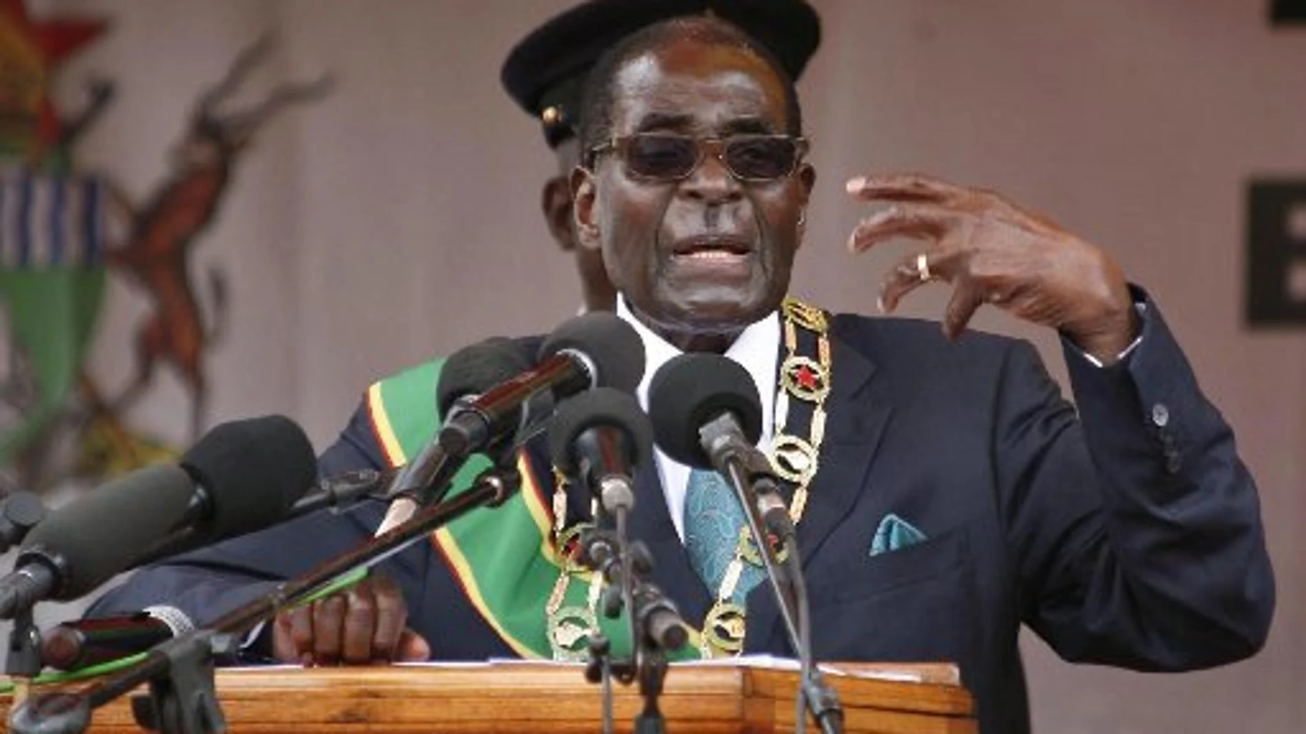 Mugabe amenaza con expulsar del país a los diplomáticos que defiendan a los gays