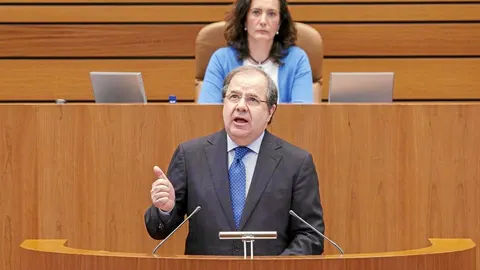 El presidente de Castilla y León, Juan Vicente Herrera, durante una intervención en el Pleno de las Cortes, ante la presidenta del Parlamento regional, María Josefa García Cirac
