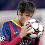 Neymar besó el primer balón que se llevó a casa