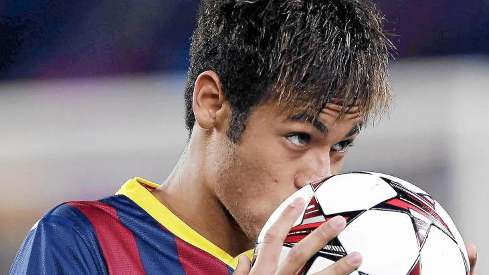 Neymar besó el primer balón que se llevó a casa