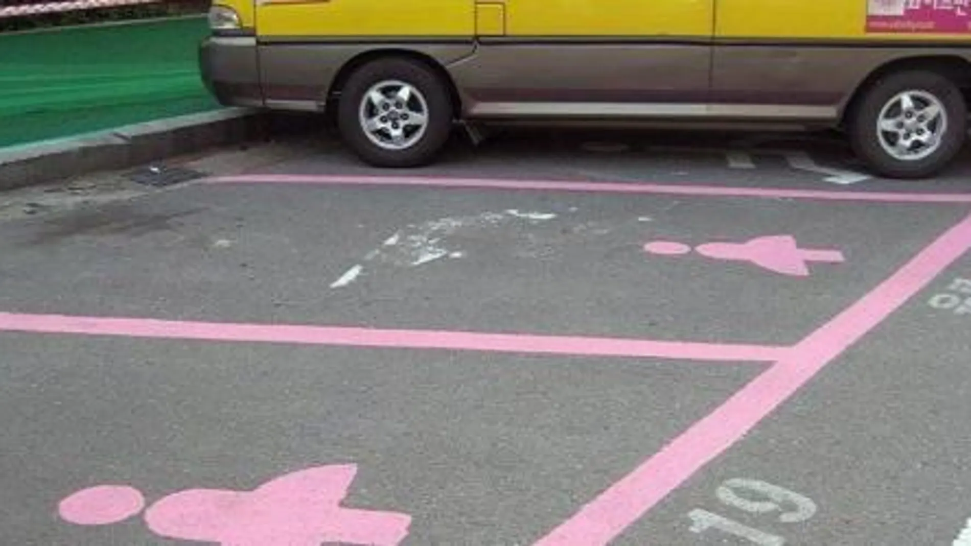 Imagen de una de las plazas de aparcamiento para mujeres