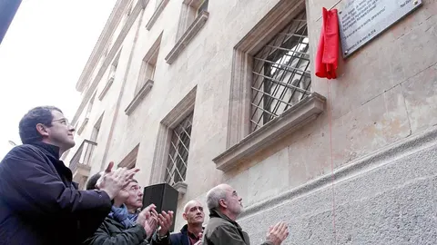 El alcalde de Salamanca, Alfonso Fernández Mañueco, junto a Alejandro Ruiz Huerta, abogado laboralista que sobrevivió a la matanza, y los dirigentes de CCOO, Angel Hernández y Carlos Bravo, durante el acto