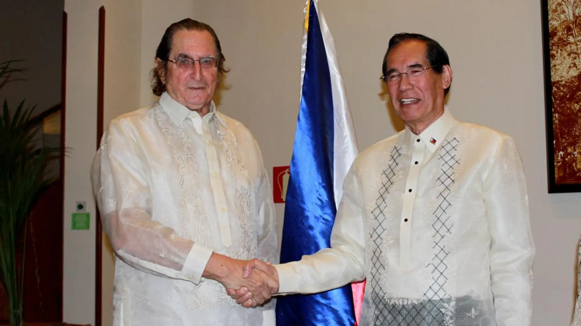 El presidente de Paz y Cooperación Joaquín Antuña, posando con el embajador de Filipinas en España don Carlos Salinas, (derecha) con atuendo típico de ese país.