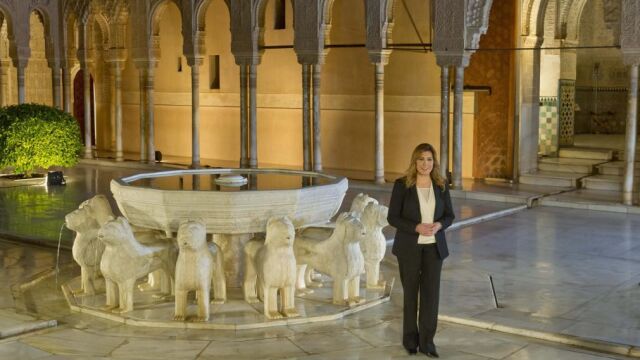 La presidenta de la Junta, Susana Díaz, en el Patio de los Leones de la Alhambra urante la grabación del discurso de Fin de Año.