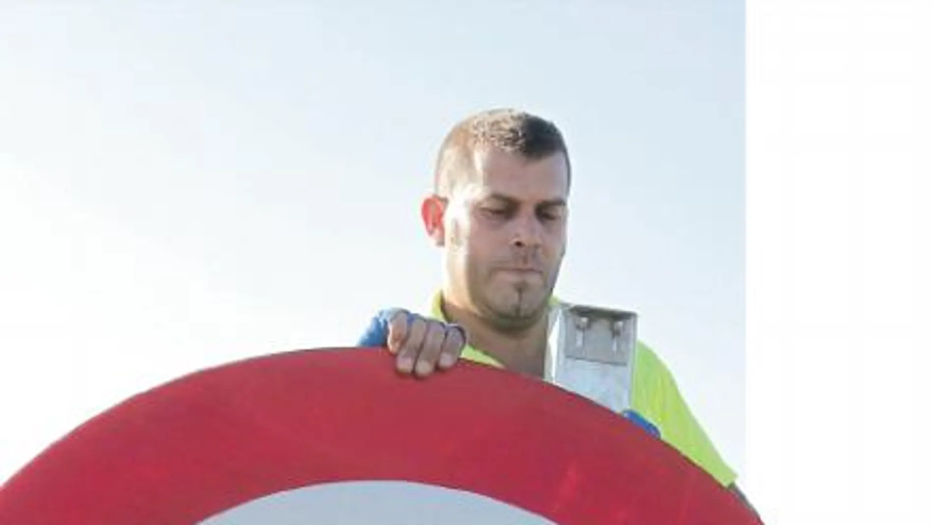 Recreación de la retirada de una señal de tráfico con límite de velocidad a 100 km/h