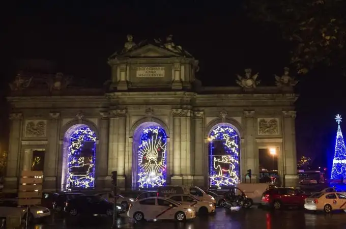 El inusitado detalle del belén iluminado de la Puerta de Alcalá que puede apreciarse en San José