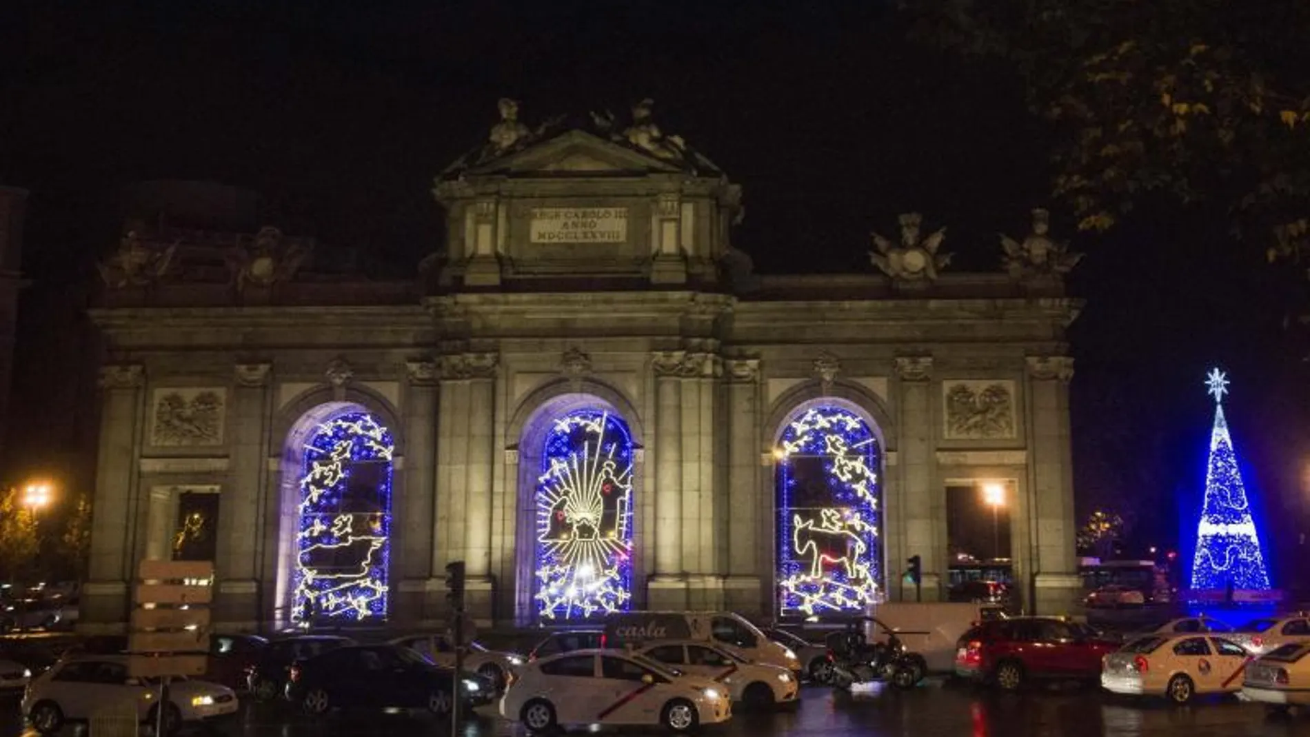 Vista general de la Puerta de Alcalá con la iluminación navideña
