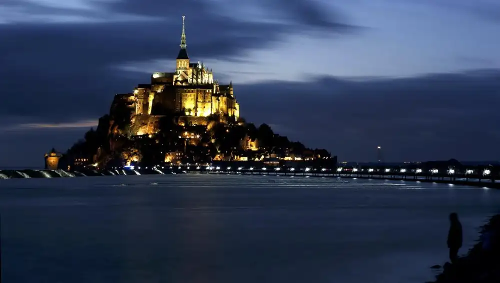 El Monte Saint-Michel recibió la llamada «marea del siglo», que elevó las aguas del Atlántico hasta dejar el pueblo medieval convertido en una isla sublime