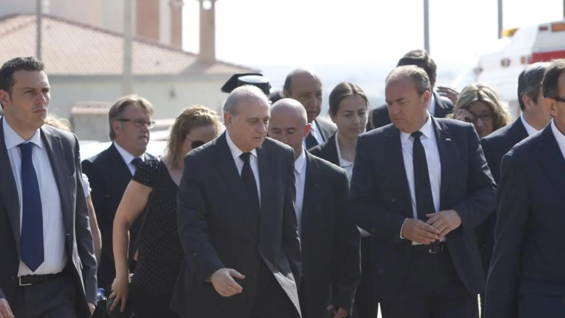 El ministro de Interior acude al funeral por la muerte de cinco jóvenes en Monterrubio de la Serena.