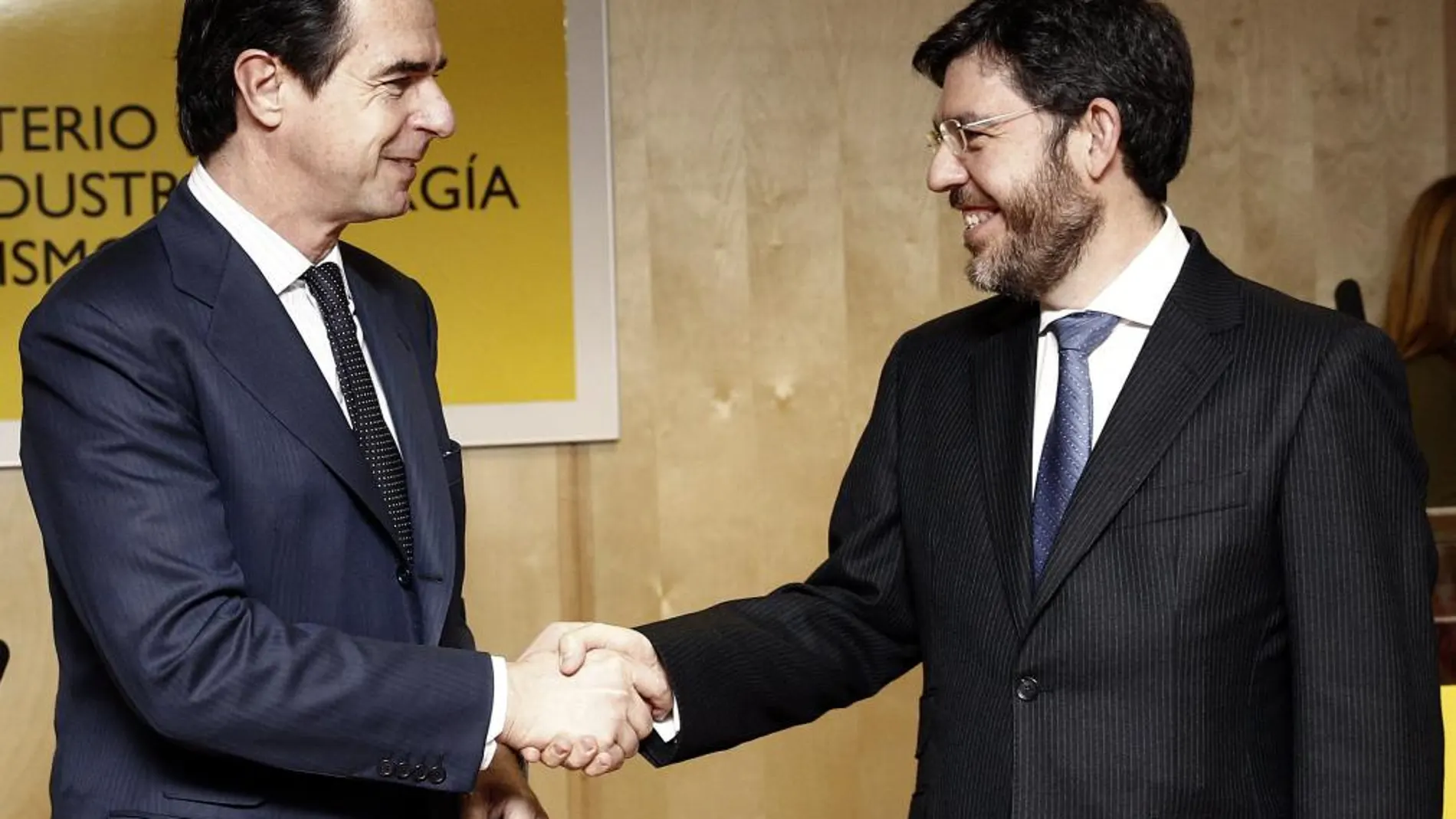 MADRID, 08/01/2013.- El ministro de Industria, Energía y Turismo, José Manuel Soria (i), felicita al nuevo secretario de Estado de Energía, Alberto Nadal (d), durante el acto de toma posesión celebrado esta mañana en el Ministerio de Industria. Nadal ha fijado como prioridades para su departamento mejorar la eficiencia, competitividad y transparencia del sector para aliviar los costes que pagan familias y empresas. EFE/Ballesteros