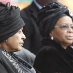 Winnie Mandela (i), la segunda mujer del expresidente sudafricano Nelson Mandela, y su viuda, Graça Machel