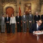 Artur Mas firma la convocatoria del referendum, en la generalitat el pasado día 27 de septiembre de 2014