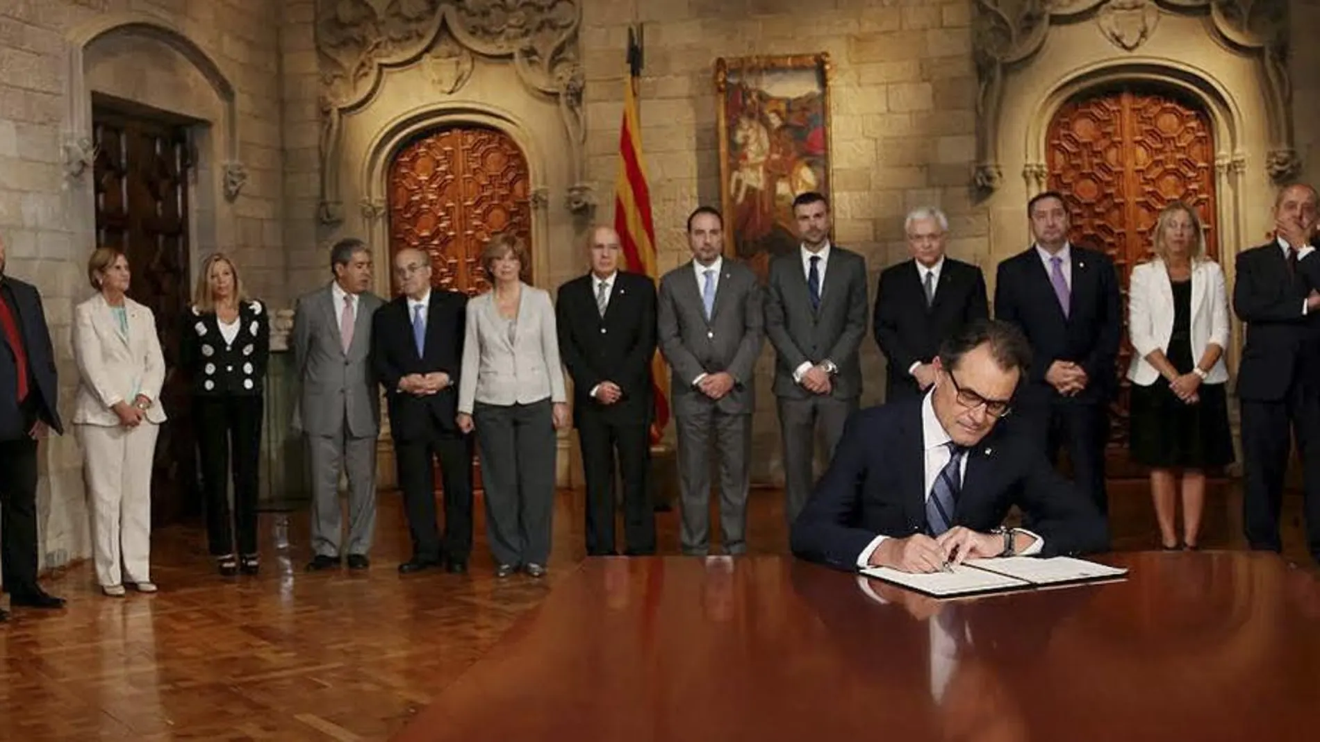 Artur Mas firma la convocatoria del referendum, en la generalitat el pasado día 27 de septiembre de 2014