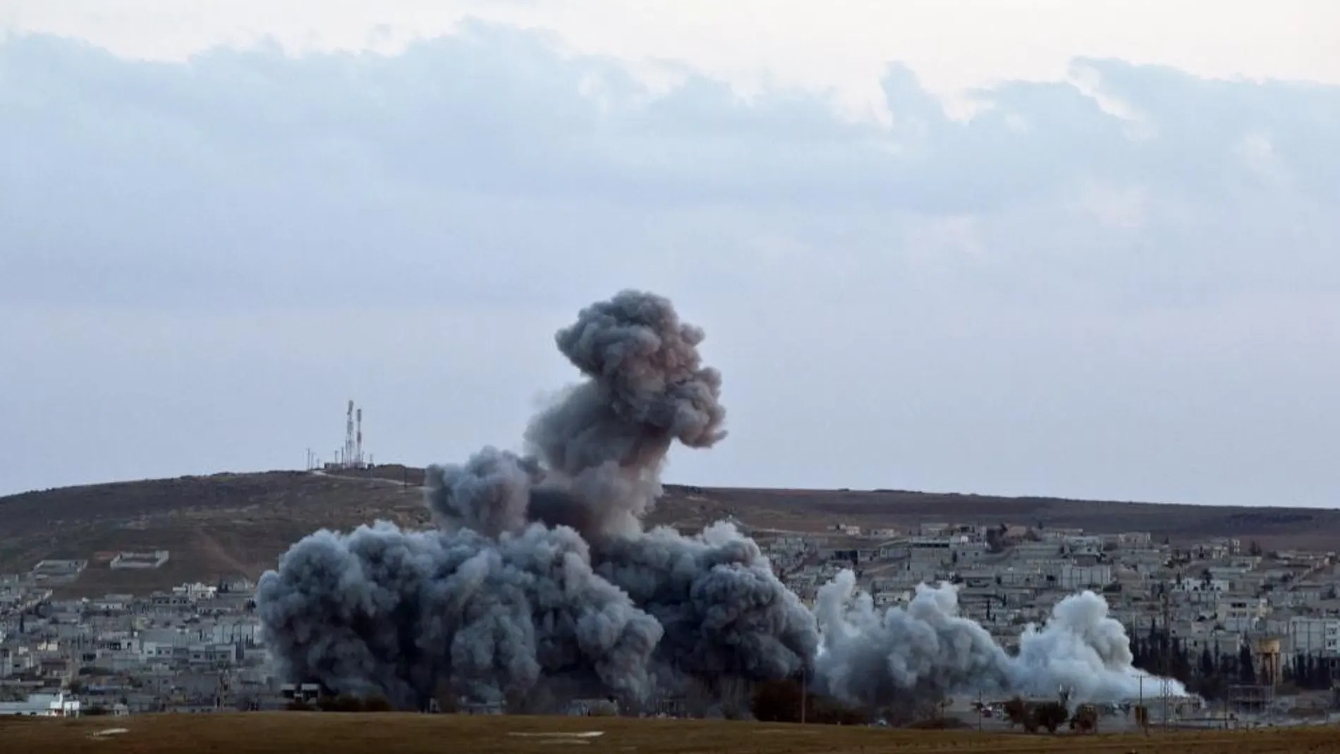 Humo en la ciudad siria de Kobani después de un ataque de Estados Unidos contra el Estado Islámico.