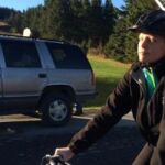 Kaci Hickox, acompañada por su novio, durante su paseo en bicicleta