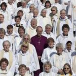 El arzobispo de Canterbury Justin Welby, posa con decenas de mujeres sacerdotes hoy en la catedral de San Pablo en Londres..