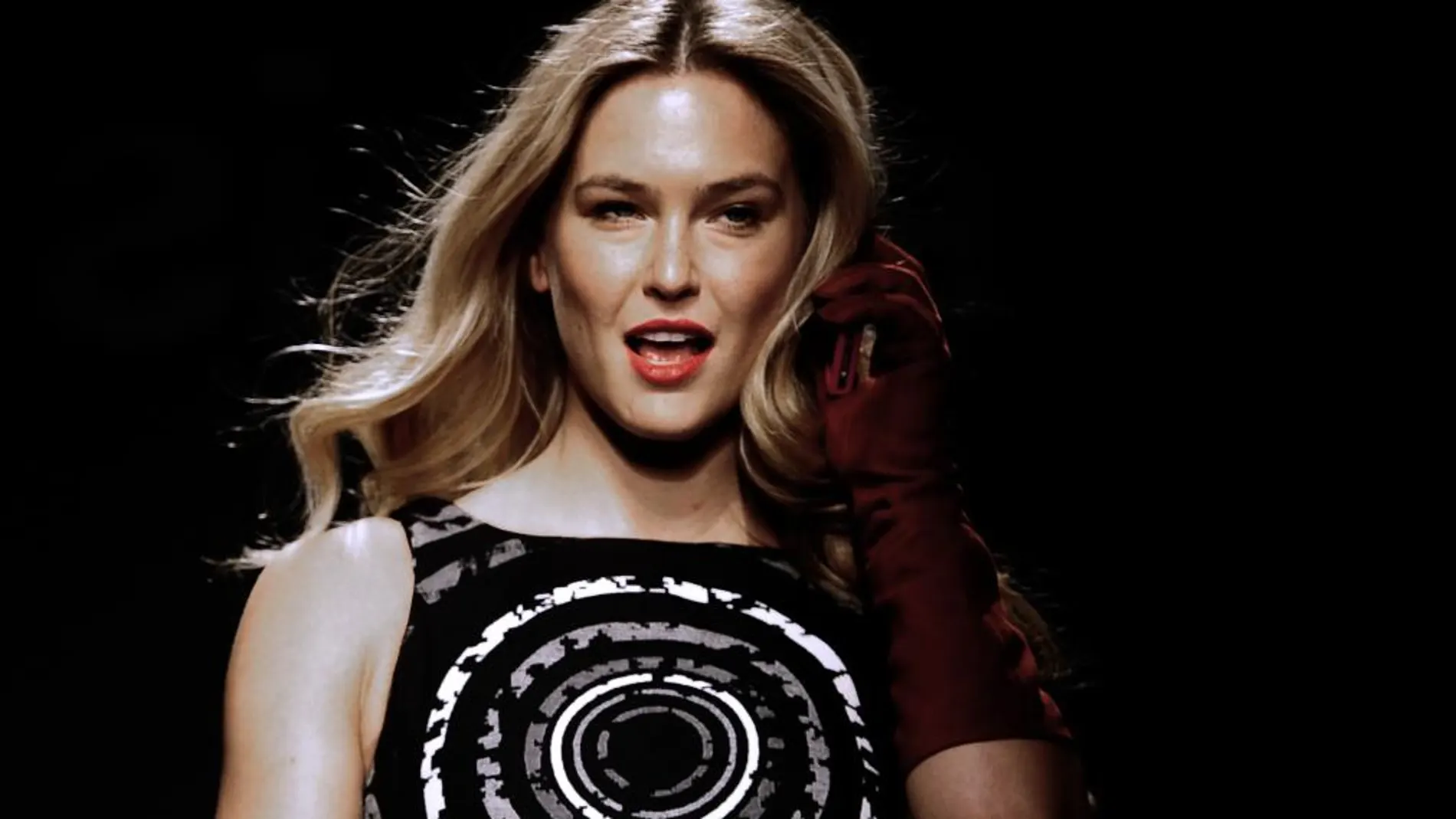 La modelo Bar Refaeli brilla con luz propia para Desigual