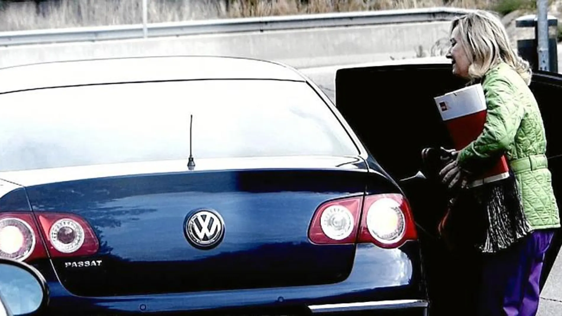 La presidenta del Grupo Socialista en la Asamblea, Amparo Valcarce, se dispone a subir al coche que le corresponde al portavoz de su grupo