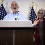 El contratista estadounidense Alan Gross comparece ante la prensa, junto a su esposa, Judy Gross , en Washington DC