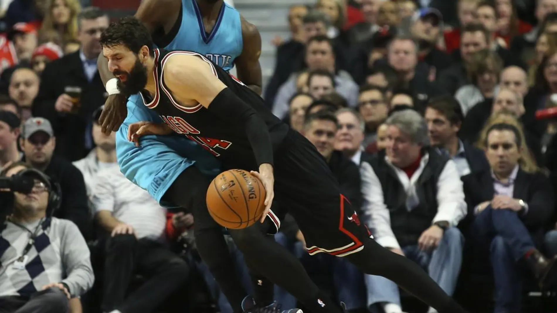 Nikola Mirotic (44) defendido por Michael Kidd-Gilchrist (14)