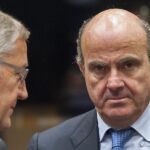 El ministro español de Economía y Competitividad, Luis de Guindos, conversa con el director gerente del Mecanismo Europeo de Estabilidad (MEDE), Klaus Regling en Luxemburgo
