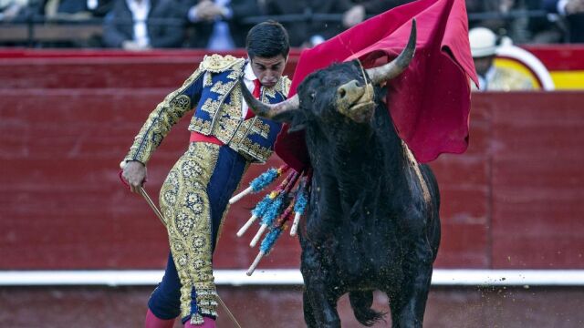 Pase de pecho del levantino Jorge Expósito en el comienzo del abono fallero