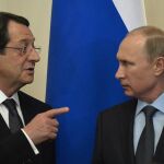 El presidente de Chipre, Nicos Anastasiades, charla con el presidente ruso, Vladimir Putin