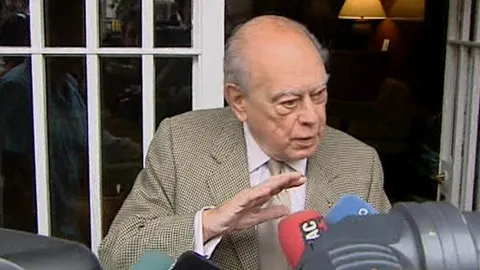 El expresidente de la Generalitat Jordi Pujol saliendo esta mañana de su casa