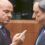 El Ministro de Economía, Luis de Guindos, charla con Mario Draghi, ayer
